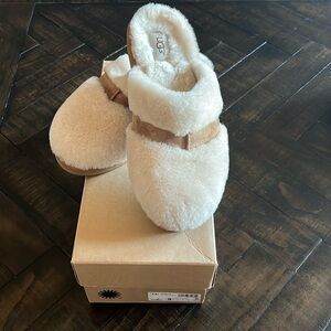 UGG slippers, size 9. Just like new!!